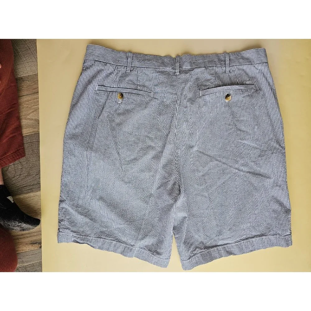 IZOD blue and white seer sucker shorts‎ size 40